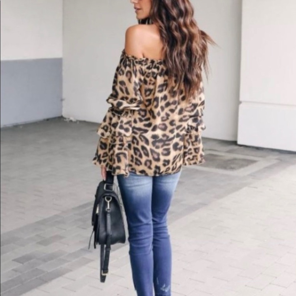 Off shoulder leopard blouse with ruffled sleeves - Picture 3 of 4